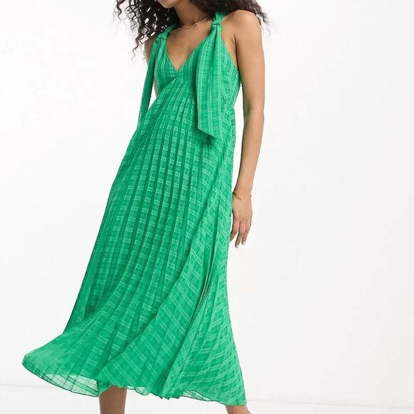Elegant Green Pleated Dress - Picture 3 of 6